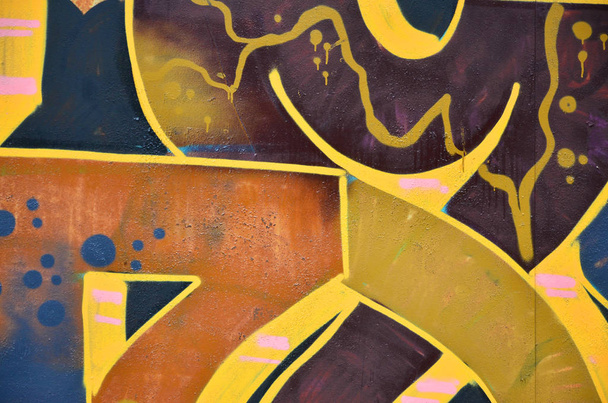 Hintergrundbild mit Graffiti-Elementen. Textur der Wand, bemalt in verschiedenen Farben des Graffiti-Stils. Konzept von Straßenkultur, Jugendunterhaltung und illegalem Rowdytum - Foto, Bild