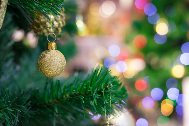 美しいぼけのクリスマス ツリーとお祭りボケ照明、bl - 写真・画像