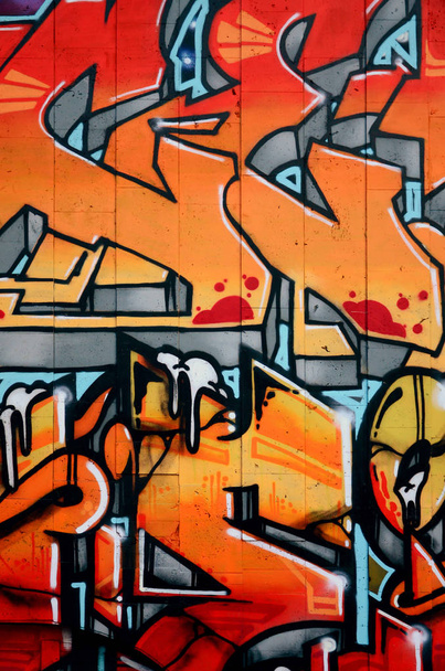 Ένα θραύσμα από λεπτομερή γκράφιτι από ένα σχέδιο με βαφές αερολυμάτων σε έναν τοίχο από σκυρόδεμα κεραμίδια. Εικόνα φόντου της street art σε ζεστό κόκκινο χρώμα αποχρώσεις - Φωτογραφία, εικόνα