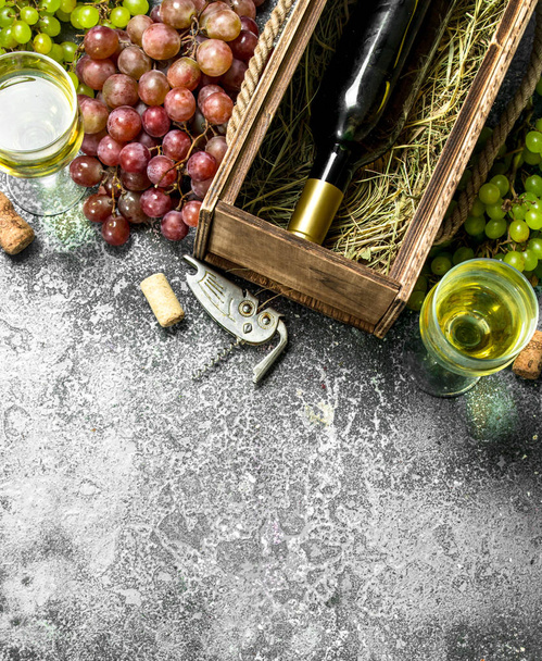 Винный фон. Красное и белое вино из свежего винограда
. - Фото, изображение