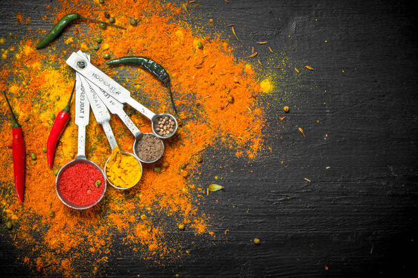 Spicy spices in measuring spoons. - Foto, Imagem