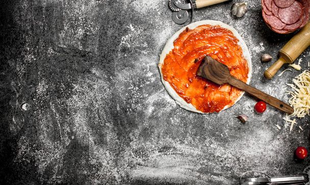 Roll up dough with tomato sauce and various ingredients. - Foto, afbeelding