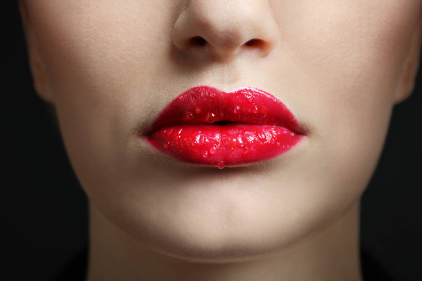 druppels op de lippen  - Foto, afbeelding