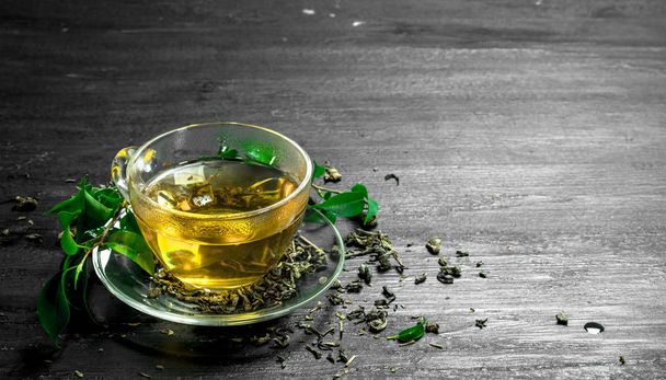 ароматний зелений чай з листям
. - Фото, зображення