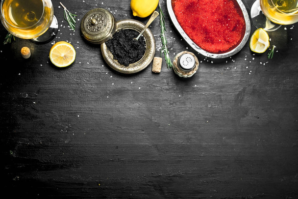 Black and red caviar with lemon slices. - Fotografie, Obrázek