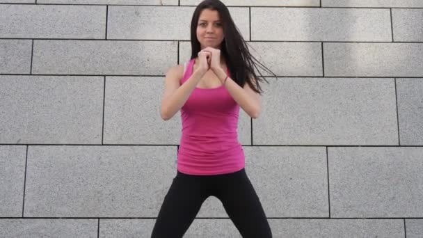 Αθλητής γυναίκα ευτυχισμένη νεαρή μελαχρινή γυμναστήριο κάνοντας προπόνηση σε εξωτερικούς χώρους στην πόλη σε αστικό φόντο. - Πλάνα, βίντεο