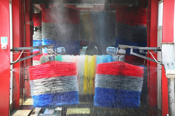 lavagem de carro em ação no serviço de estação
 - Foto, Imagem