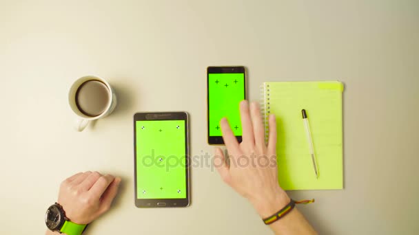 Πράσινη οθόνη. Αρσενικό χέρια κύλισης tablet - Πλάνα, βίντεο