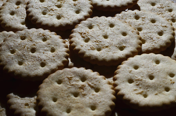 Vértes sós keksz. Klasszikus sós kréker, egy barna fa asztal háttérképe - Fotó, kép