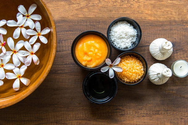 Tratamentos de composição spa tailandês aromaterapia com velas e flores de plumeria na mesa de madeira. Conceito saudável
. - Foto, Imagem