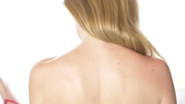 back view, close-up, 4k, slow-motion. a blonde woman to wear a bra strap with one shoulder. - Πλάνα, βίντεο
