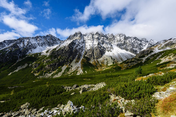 Slovakça Karpat Dağları Güz. üstleri ile yeşil tepeler  - Fotoğraf, Görsel