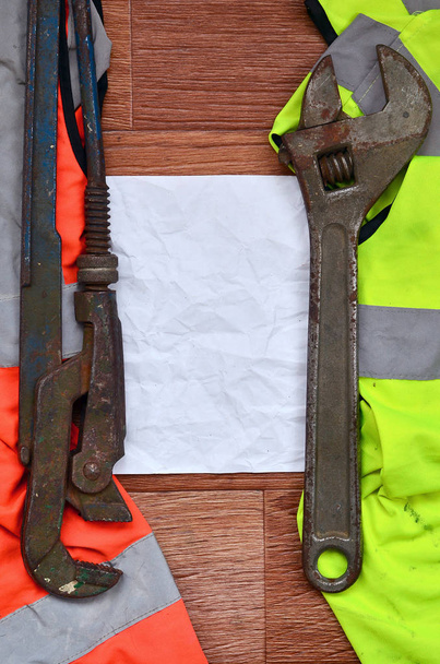 Rozváděcí a papíru lži oranžový a zelený signál pracovní košile. Zátiší, Spojené s opravy, železniční nebo instalatérské práce - Fotografie, Obrázek