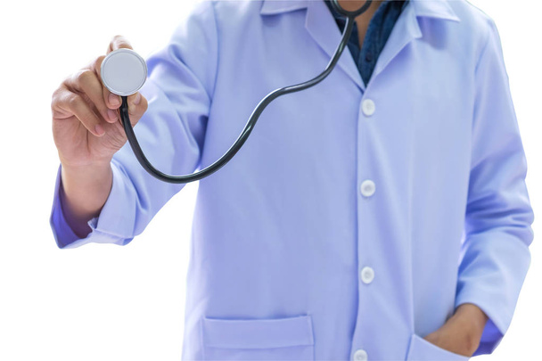 Conceito de cuidados de saúde, homem vestindo um uniforme branco detém um stethosc
 - Foto, Imagem