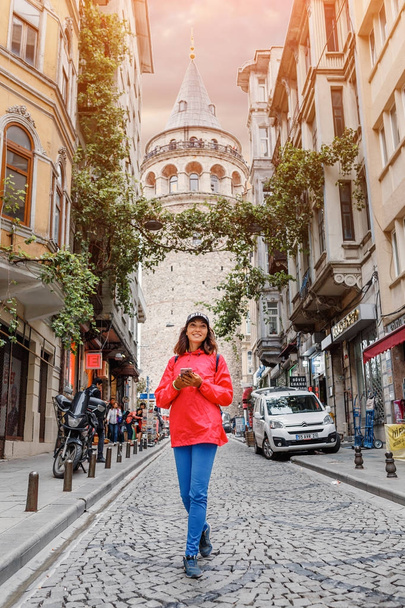 SETEMBRO 2017, ISTANBUL, TURQUIA: Torre Galata e a rua em
 - Foto, Imagem