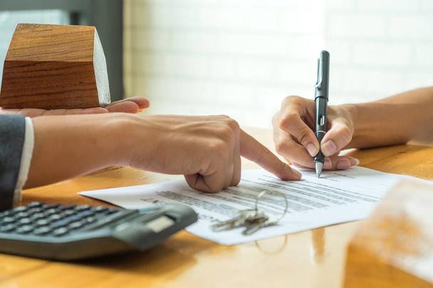 Buyers are signing a home purchase agreement from a broker. - Φωτογραφία, εικόνα