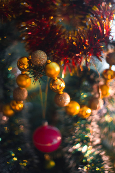 Διακοσμήσεις χριστουγεννιάτικων δέντρων με φόντο θολή για ένα χριστουγεννιάτικο δέντρο. - Φωτογραφία, εικόνα