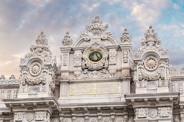 Puertas blancas del palacio Dolmabahce
 - Foto, Imagen