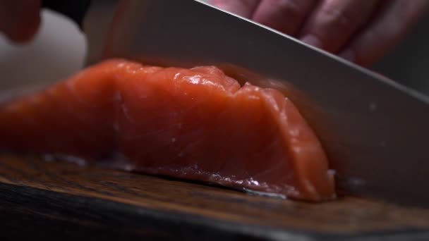 El cocinero corta filete de salmón, chef rebanadas de pescado para cocinar, platos con pescado, dieta y comida saludable
 - Metraje, vídeo