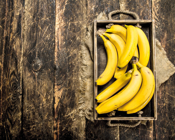 Fresh bananas on an old tray. - Foto, imagen