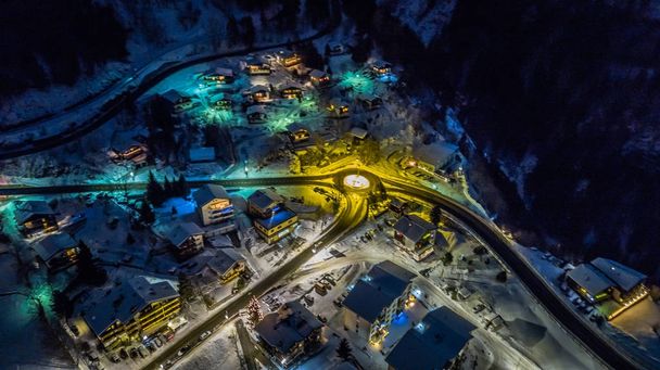 Noční pohled švýcarské vesnice na Vánoce - Švýcarsko  - Fotografie, Obrázek