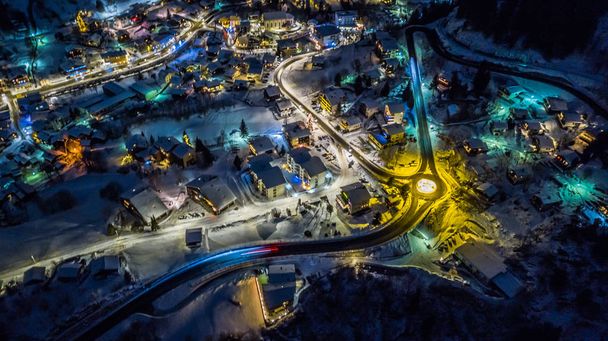 クリスマス - スイス連邦共和国のスイスの村の夜の空中写真  - 写真・画像