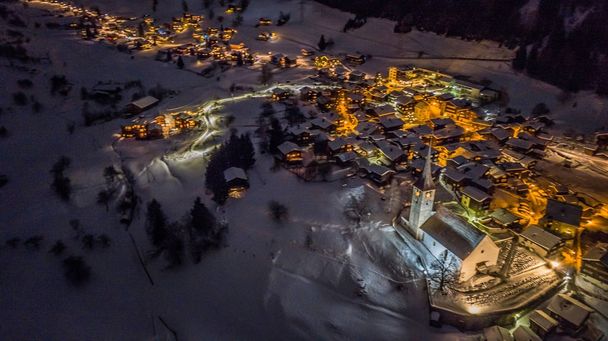 Gece Noel - İsviçre İsviçreli bir köyün havadan görünümü  - Fotoğraf, Görsel