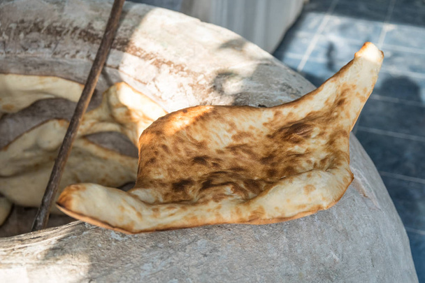 Грузинський традиційні цегляні печі. Традиційні грузинські хліба. Co - Фото, зображення