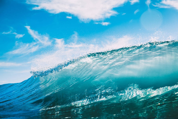 Голубая бочка в океане. Ясная волна и солнечный свет
 - Фото, изображение