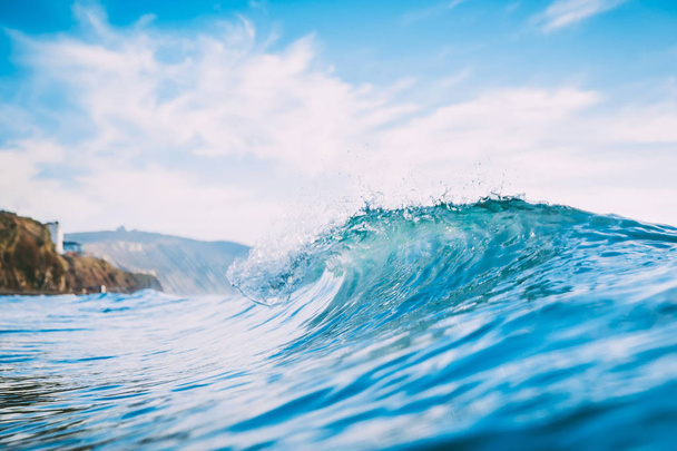 Синяя волна в океане. Ясная волна и солнечный свет
 - Фото, изображение
