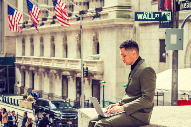 Молодой американский бизнесмен путешествует, работает в Нью-Йорке
 - Фото, изображение
