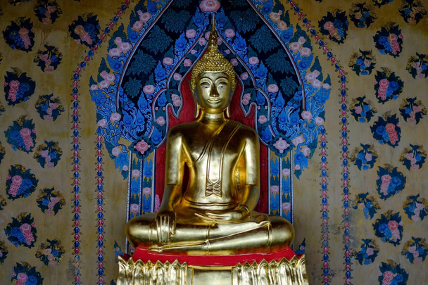 Bangkok, THAILAND - October 29, 2017 Golden Buddha statue at Wat Arun temple. - Foto, Bild