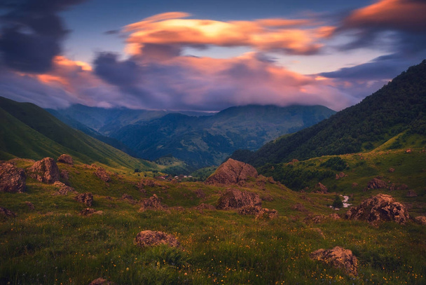 horské letní krajina s barevné mraky - Fotografie, Obrázek