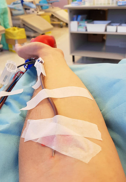 γενναιόδωρη εθελοντής δότης αίματος με χειρουργική βελόνα στη σάρκα - Φωτογραφία, εικόνα
