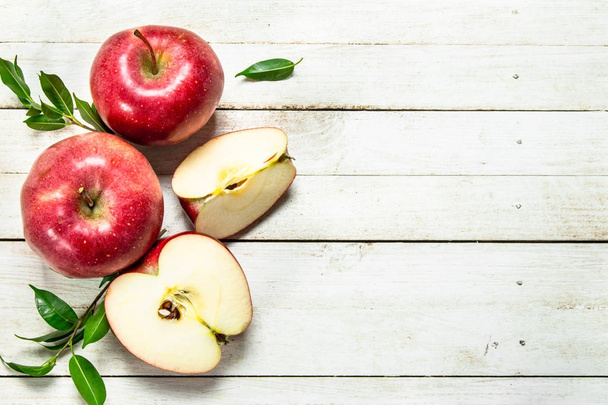 Fresh red apples with leaves. - Фото, зображення