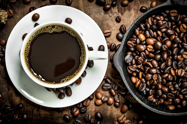 Fresh coffee in a cup of grilled coffee. - Фото, изображение