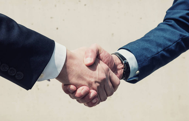 Businessmans handshake - Zdjęcie, obraz