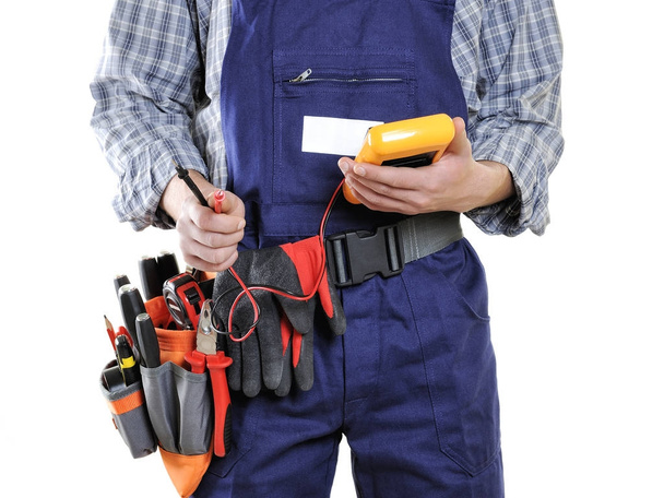 Jovem eletricista técnico em roupas e ferramentas de trabalho isolado
  - Foto, Imagem