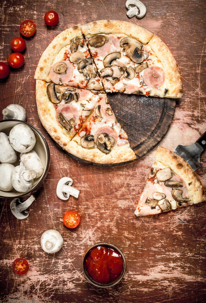 Mushroom pizza with ham. - Foto, imagen