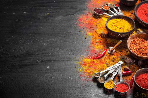 Spicy spices in measuring spoons. - Foto, Imagem