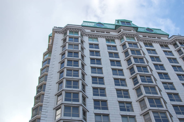 Edificios de condominios modernos con enormes ventanas y balcones en Montreal, Canadá
. - Foto, imagen