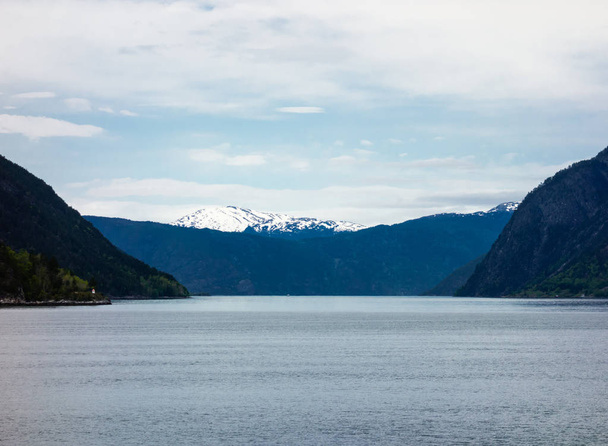 Vernauwing van de kliffen en bergen in Sognefjord, Noorwegen. - Foto, afbeelding