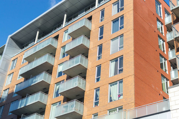 moderne Eigentumswohnungen mit riesigen Fenstern in Montreal, Kanada.  - Foto, Bild