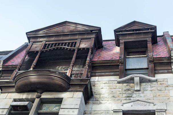 Casas velhas caras com enormes janelas no centro de Montreal, Canadá
. - Foto, Imagem