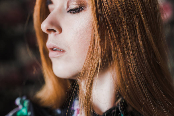 close up portrait of beautiful girl with long hair - Foto, afbeelding