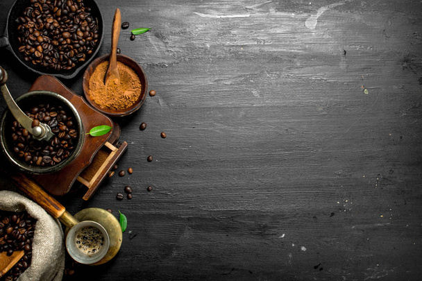 Koffie achtergrond. Verse koffie in een Turks met een hand grinder. - Foto, afbeelding