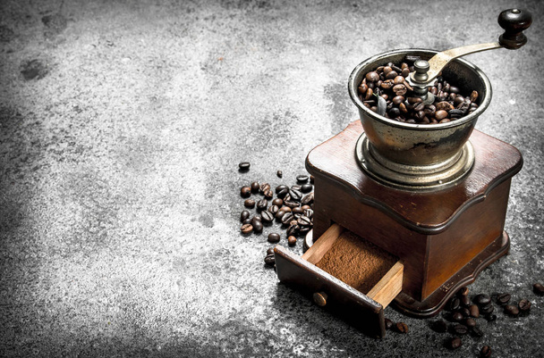 стара ручна м'ясорубка з кавовими зернами
. - Фото, зображення