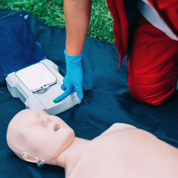 CPR praktyka dziewczyny na atrapy na zewnątrz cpr - Zdjęcie, obraz