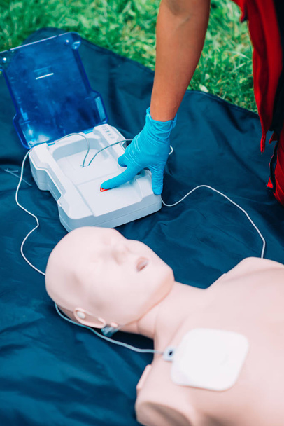 Kadın kalp masajı kukla açık havada üzerinde CPR pratiği - Fotoğraf, Görsel