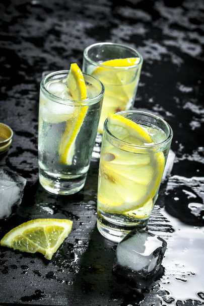 Vodka with lemon and ice. O - Foto, imagen